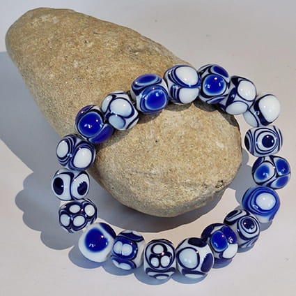 Ręcznie wykonana bransoletka ze szkła artystycznego  lampwork w odcieniach błękitu, granatu i bieli.