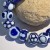 Ręcznie wykonana bransoletka ze szkła artystycznego  lampwork w odcieniach błękitu, granatu i bieli zbliżenie koralików