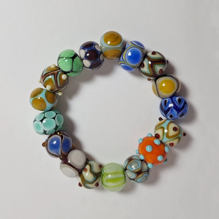 Ręcznie wykonana bransoletka ze szkła artystycznego (szkło sodowo-wapniowe) lampwork leży płasko