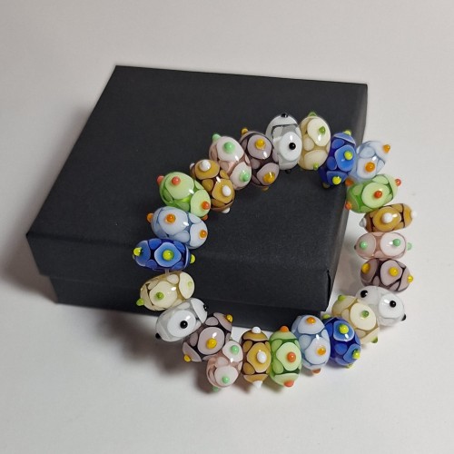 Ręcznie wykonana bransoletka ze szkła artystycznego (sodowo-wapniowe), lampwork Cichy Blask oparta o opakowanie