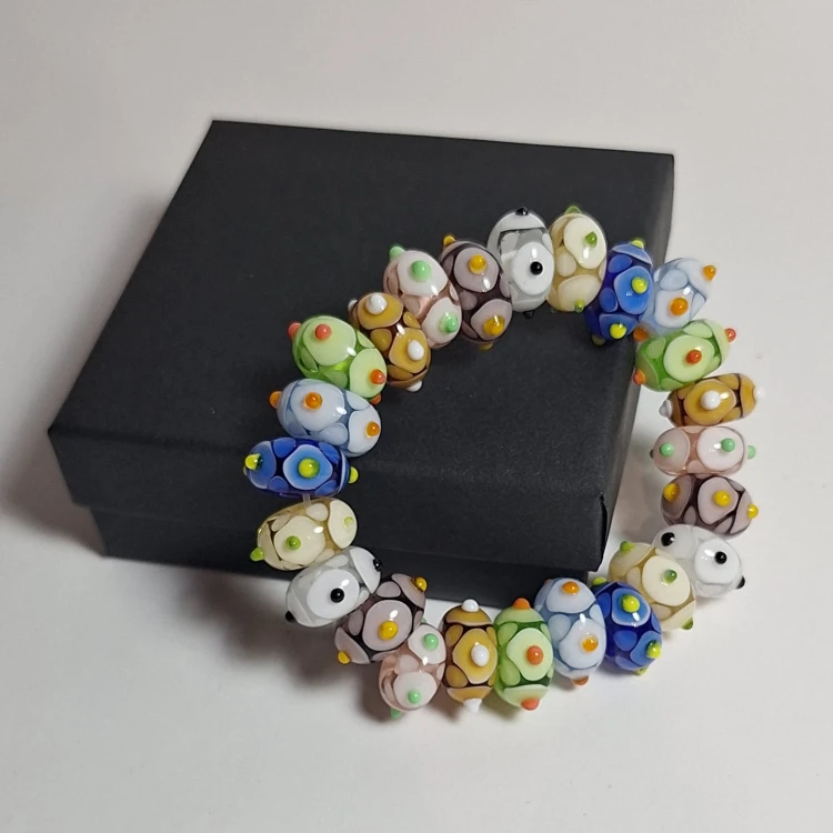 Ręcznie wykonana bransoletka ze szkła artystycznego (sodowo-wapniowe), lampwork Cichy Blask oparta o opakowanie