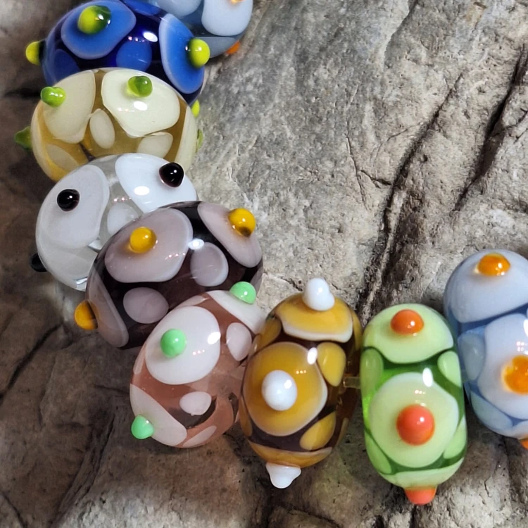 Ręcznie wykonana bransoletka ze szkła artystycznego (sodowo-wapniowe), lampwork Cichy Blask zbliżenie koralika