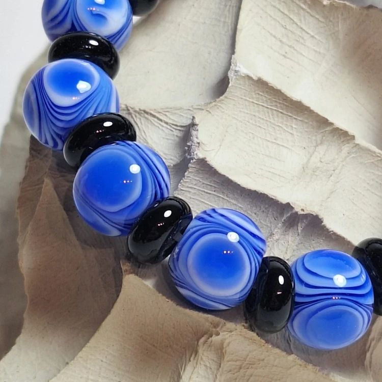 zbliżenie na ręcznie wykonana bransoletka ze szkła artystycznego, lampwork. Błękit Nieba