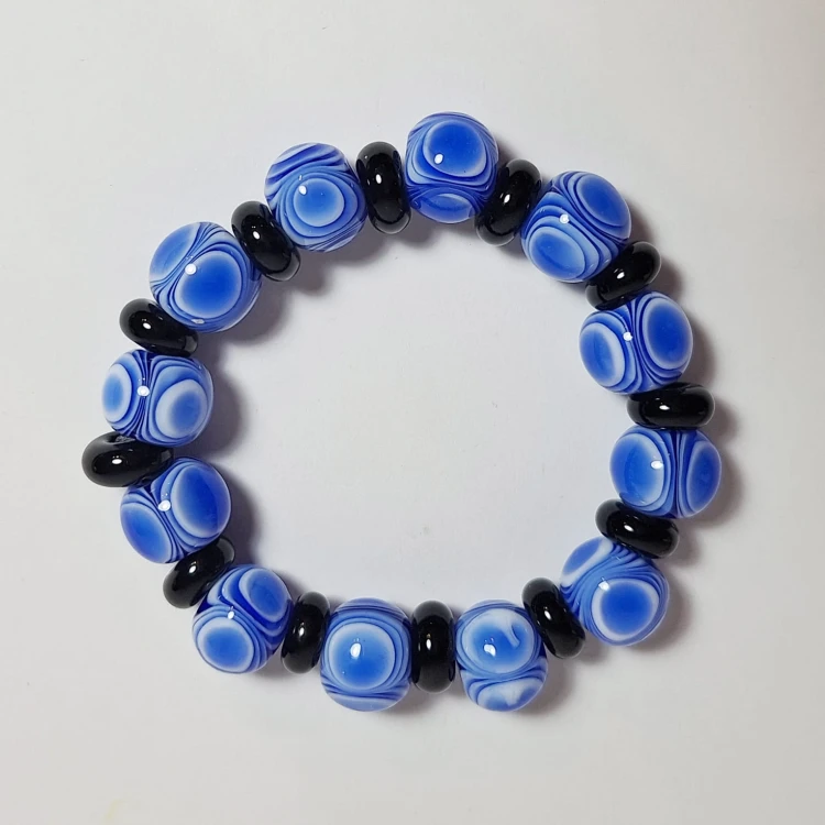 Ręcznie wykonana bransoletka ze szkła artystycznego, lampwork. Błękit Nieba leżąca płasko