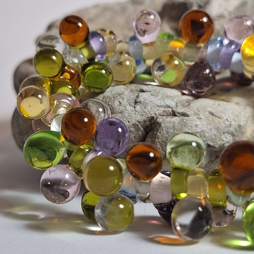 zblizenie na koraliki ręcznie wykonanej bransoletki ze szkła artystycznego lampwork. Pastelowy Blask (przezroczysto - brązowa)
