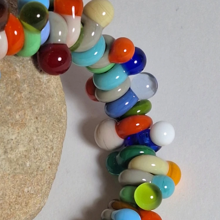 Ręcznie wykonana bransoletka ze szkła artystycznego lampwork. Tęczowe Marzenie w kolorach jesieni zbliżenie koralików