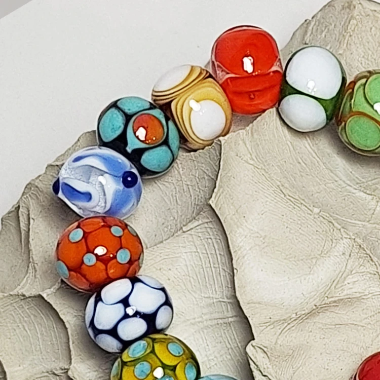Ręcznie wykonana bransoletka ze szkła artystycznego  lampwork. Taniec Kolorów intensywne barwy w zbliżeniu koralików