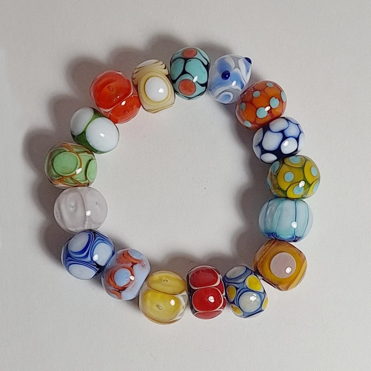 leżąca płasko Ręcznie wykonana bransoletka ze szkła artystycznego  lampwork. Taniec Kolorów intensywne barwy