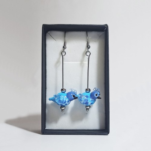 Ręcznie wykonane kolczyki ze szkła artystycznego  lampwork w kształcie ptaka Błękitnik Górski w pudełku