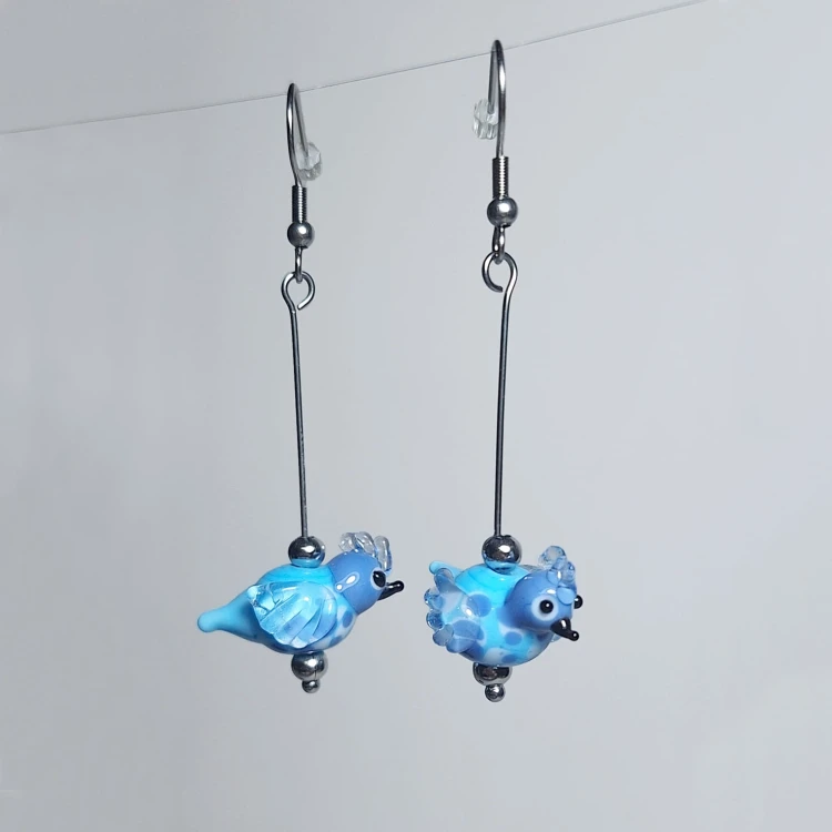Ręcznie wykonane kolczyki ze szkła artystycznego  lampwork w kształcie ptaka Błękitnik Górski