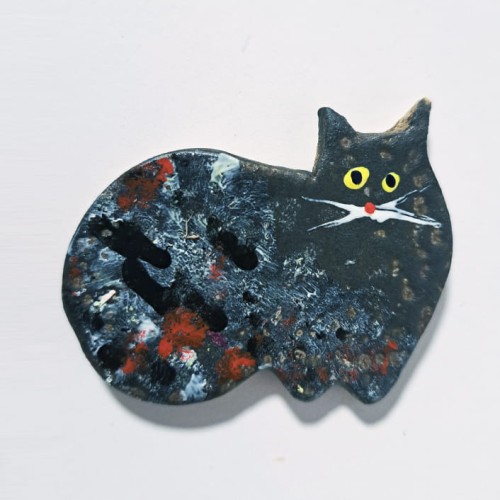 Wykonany ręcznie, ceramiczny magnes na lodówkę czarny kot mruczek w fantazyjnej chmurze kolorów