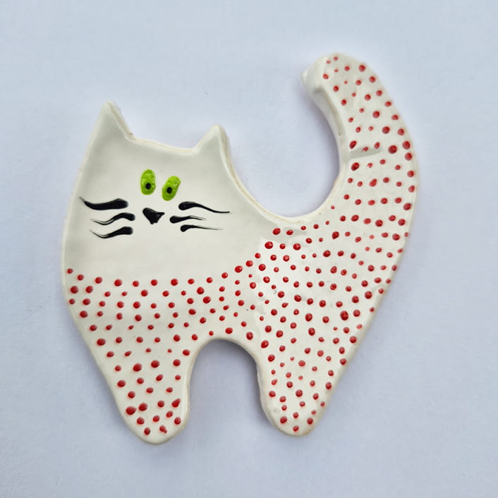 Wykonane ręcznie, ceramiczny magnes na lodówkę kot biały w kropki