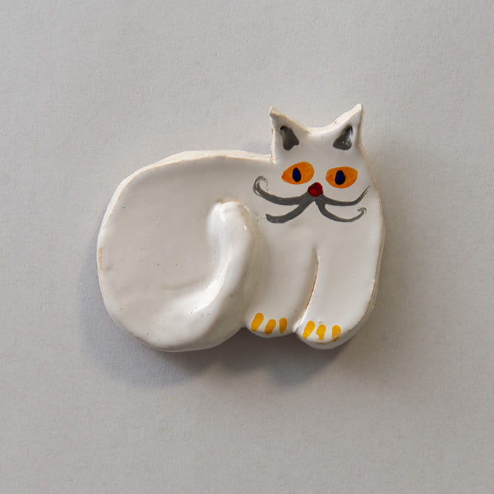 Wykonany ręcznie, ceramiczny magnes na lodówkę biały kot mruczek z dużym wąsem