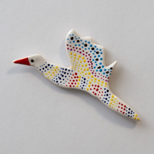 Wykonane ręcznie, ceramiczny magnes na lodówkę bocian w wielokolorowe kropki