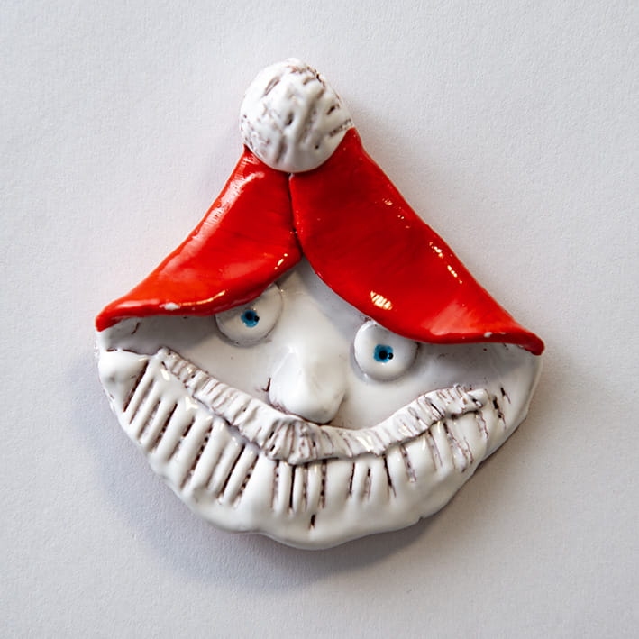 Wykonane ręcznie, ceramiczny magnes na lodówkę głowa Mikołaja