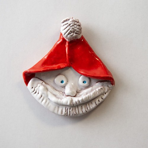 Wykonane ręcznie, ceramiczny magnes na lodówkę Mikołaj uśmiechnięty