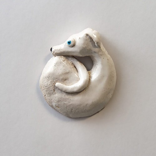 Wykonane ręcznie, ceramiczny magnes na lodówkę zawinięty w kulkę jamnik