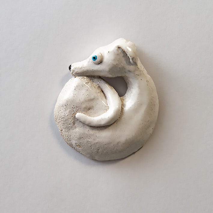 Wykonane ręcznie, ceramiczny magnes na lodówkę zawinięty w kulkę jamnik