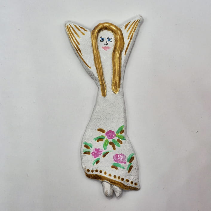 Wykonany ręcznie, ceramiczny magnes na lodówkę anioł biały w szacie w kwiaty