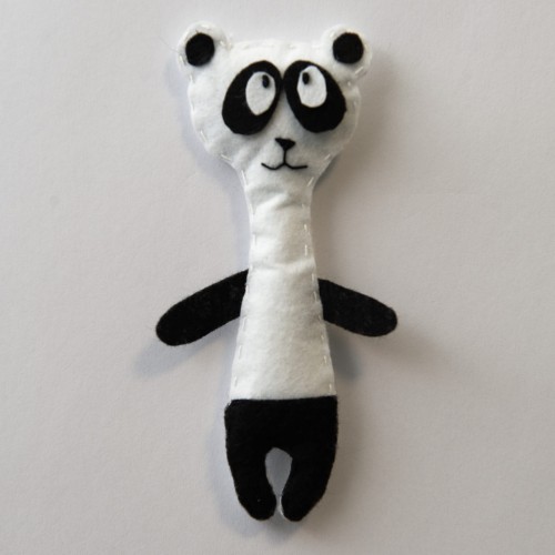 Ręcznie robiony magnes na lodówkę  z filcu Panda czarno biała
