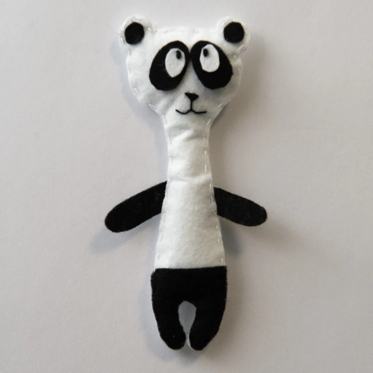 Ręcznie robiony magnes na lodówkę  z filcu Panda czarno biała