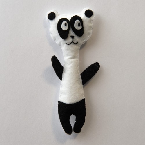 Ręcznie robiony magnes na lodówkę  z filcu Panda czarno biała podniesione ręce