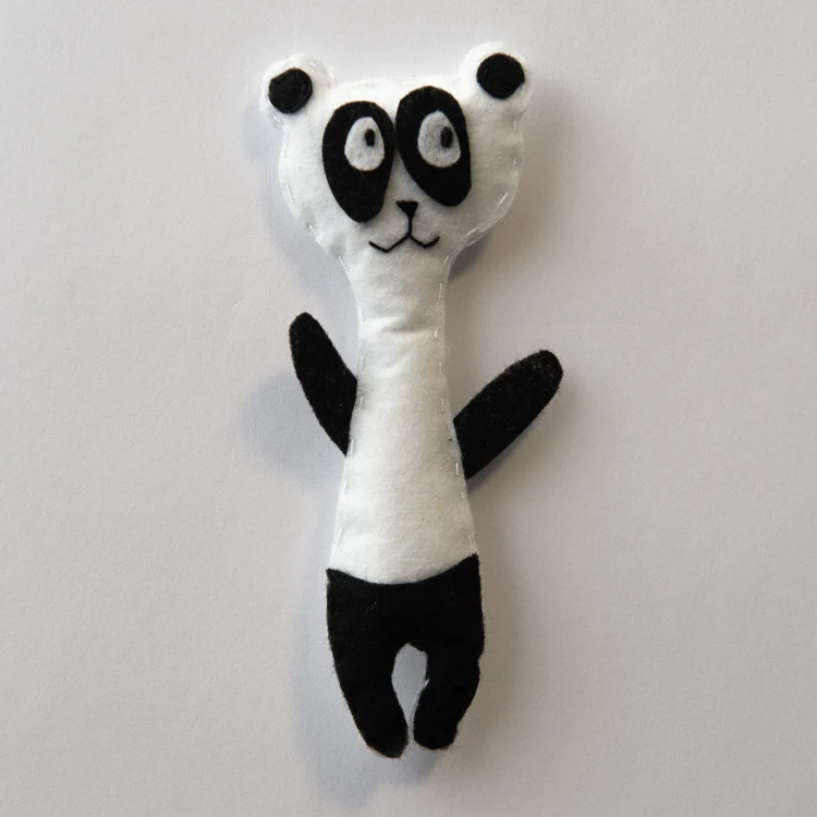 Ręcznie robiony magnes na lodówkę  z filcu Panda czarno biała podniesione ręce