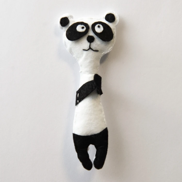 Ręcznie robiony magnes na lodówkę  z filcu Panda czarno biała złożone ręce