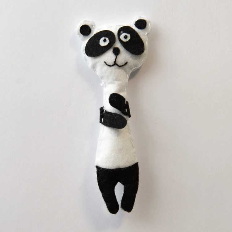 Ręcznie robiony magnes na lodówkę  z filcu Panda czarno biała obejmuje się rękami