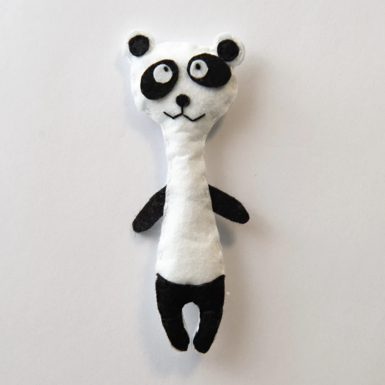 Ręcznie robiony magnes na lodówkę  z filcu Panda czarno biała wesoła stojąca