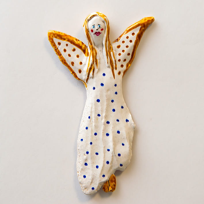 Wykonany ręcznie, ceramiczny magnes na lodówkę anioł biały w pyzy i kropki