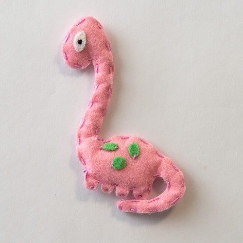 magnes na lodówkę różowy dinozaur filcowy