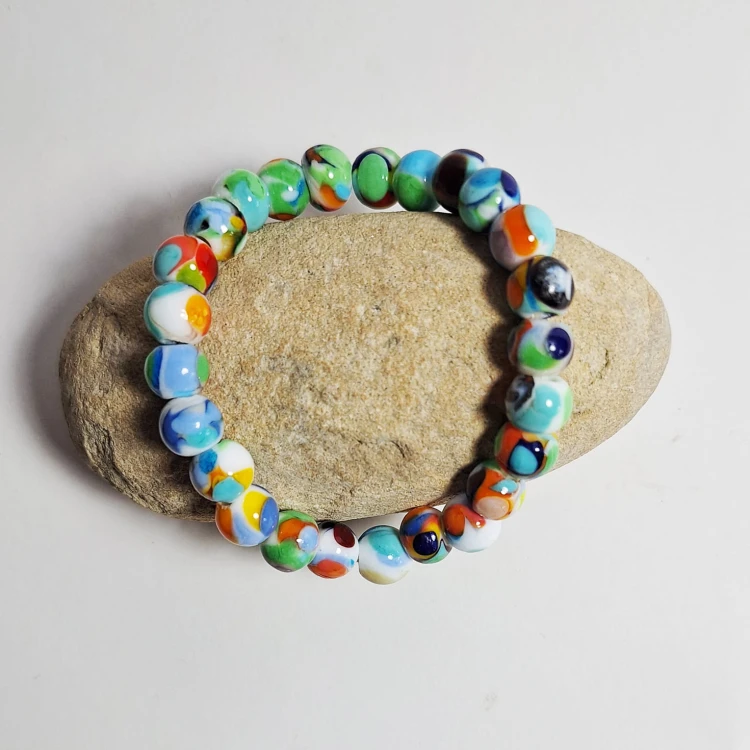 Ocean Kolorów  ręcznie wykonana bransoletka  ze szkła artystycznego  lampwork płasko prezentowana na kamieniu