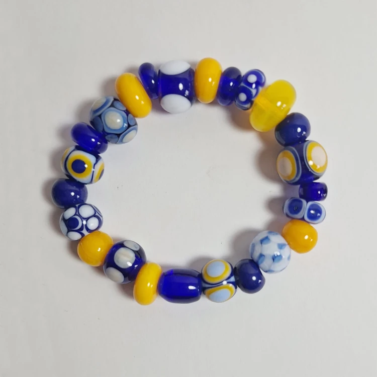 Letnie Niebo  ręcznie wykonana bransoletka  ze szkła artystycznego  lampwork płasko na stole