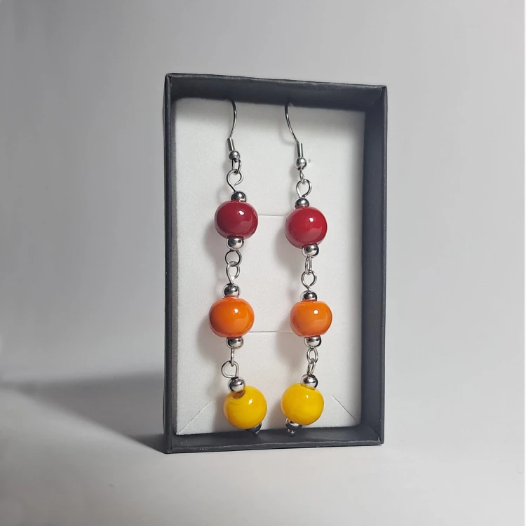 Słoneczny Żar ręcznie wykonane dwa kolczyki ze szkła artystycznego  lampwork  wiszące w pionie w pudełku