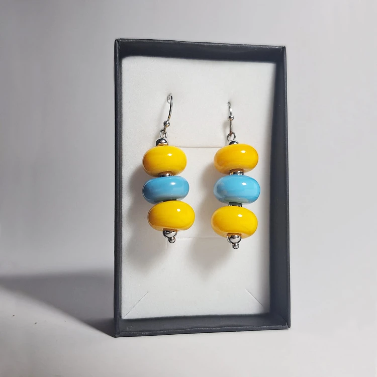 Słoneczne Niebo ręcznie wykonane dwa kolczyki ze szkła artystycznego  lampwork  wiszące w pionie w pudełku