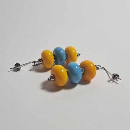 Słoneczne Niebo ręcznie wykonane dwa kolczyki ze szkła artystycznego  lampwork  wiszące w pionie w pudełku 3 kolorowe