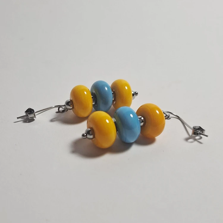 Słoneczne Niebo ręcznie wykonane dwa kolczyki ze szkła artystycznego  lampwork  wiszące w pionie w pudełku 3 kolorowe