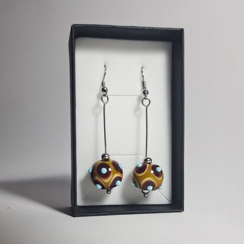 Karmelowe Krople ręcznie wykonane dwa kolczyki ze szkła artystycznego  lampwork  wiszące w pionie w pudełku