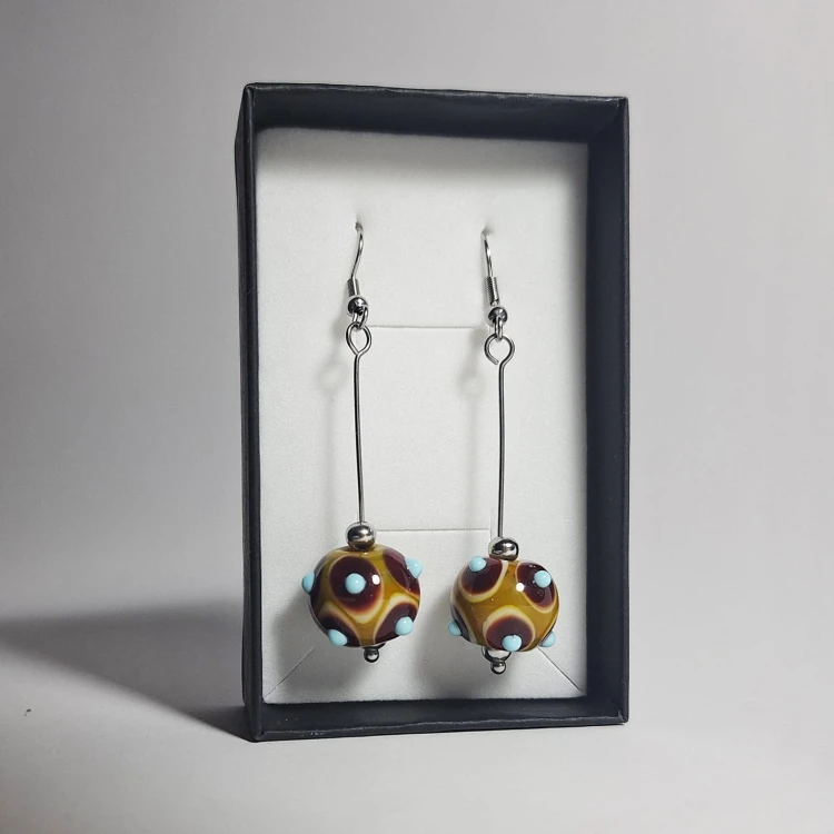 Karmelowe Krople ręcznie wykonane dwa kolczyki ze szkła artystycznego  lampwork  wiszące w pionie w pudełku