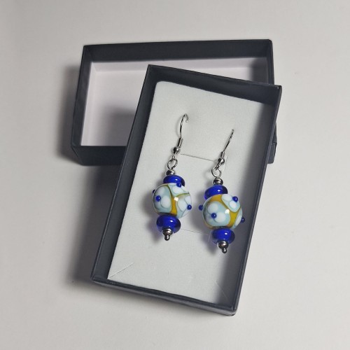 Błękitne Kwiaty ręcznie wykonane dwa kolczyki ze szkła artystycznego  lampwork  wiszące w opakowaniu