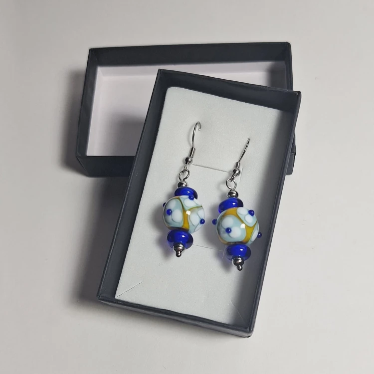 Błękitne Kwiaty ręcznie wykonane dwa kolczyki ze szkła artystycznego  lampwork  wiszące w opakowaniu