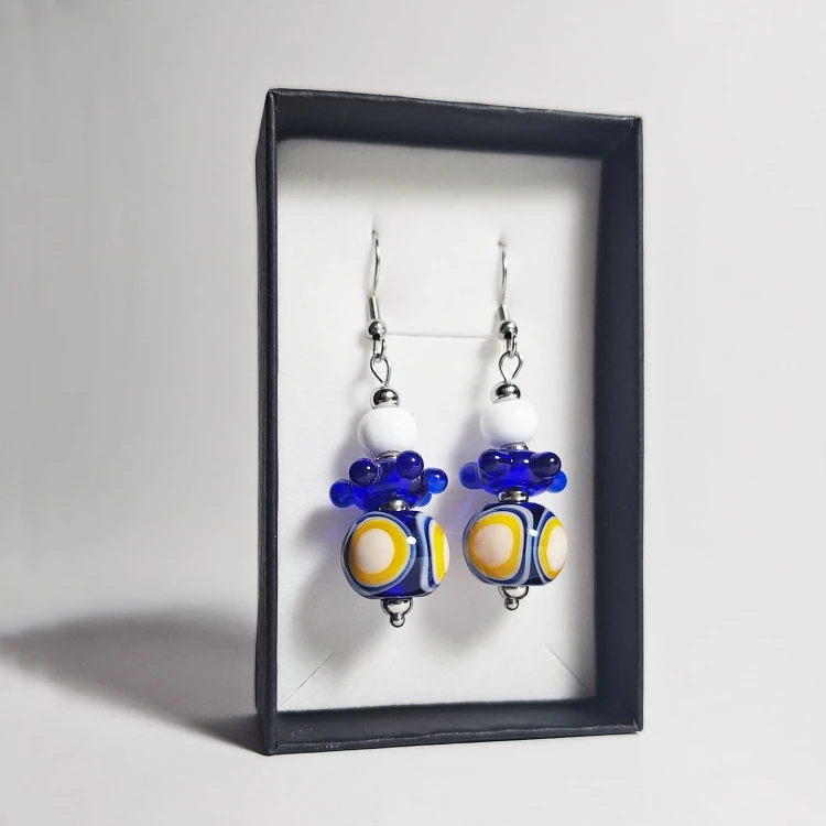 Słoneczne Fale ręcznie wykonane dwa kolczyki ze szkła artystycznego  lampwork  obok siebie w pionie w pudełku