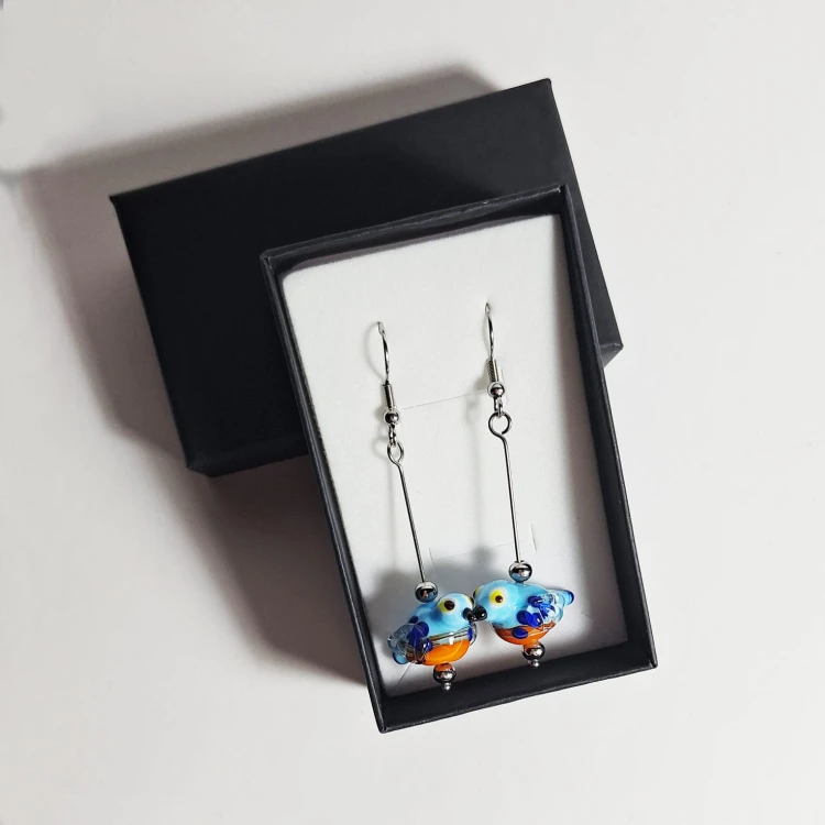 Taniec Modraszek ręcznie wykonane dwa kolczyki ze szkła artystycznego  lampwork  obok siebie w pionie w pudełku