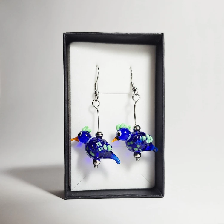 Błękitne Ptaszki ręcznie wykonane dwa kolczyki ze szkła artystycznego  lampwork  obok siebie w pionie w pudełku