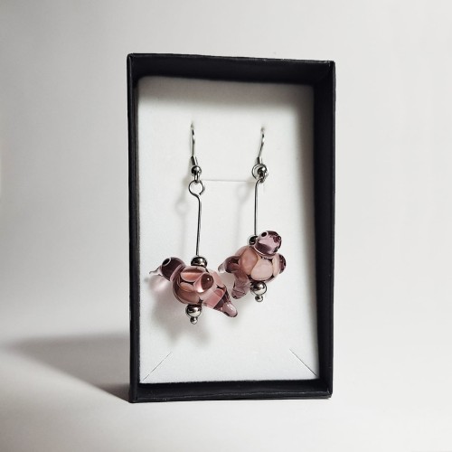 Lawendowy Śpiew ręcznie wykonane dwa kolczyki ze szkła artystycznego  lampwork  w pionie w pudełku
