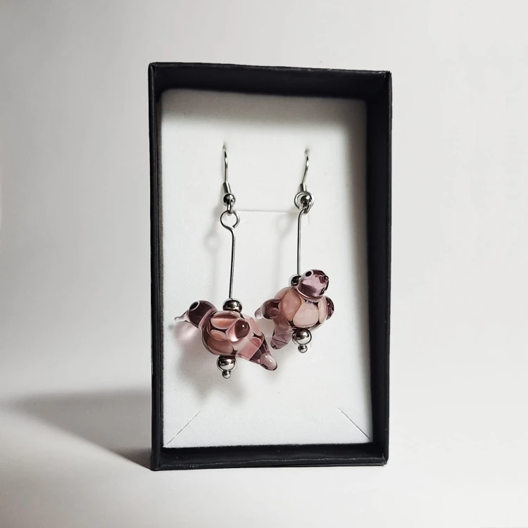 Lawendowy Śpiew ręcznie wykonane dwa kolczyki ze szkła artystycznego  lampwork  w pionie w pudełku