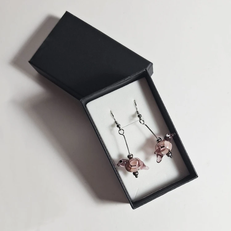 Lawendowy Śpiew ręcznie wykonane dwa kolczyki ze szkła artystycznego  lampwork