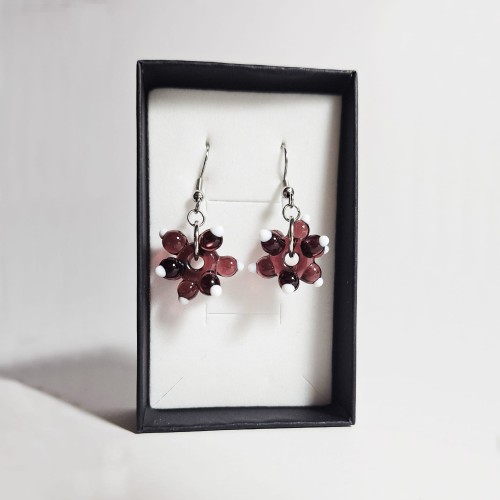 Jagodowy Kwiat ręcznie wykonane dwa kolczyki ze szkła artystycznego  lampwork  w pionie w pudełku
