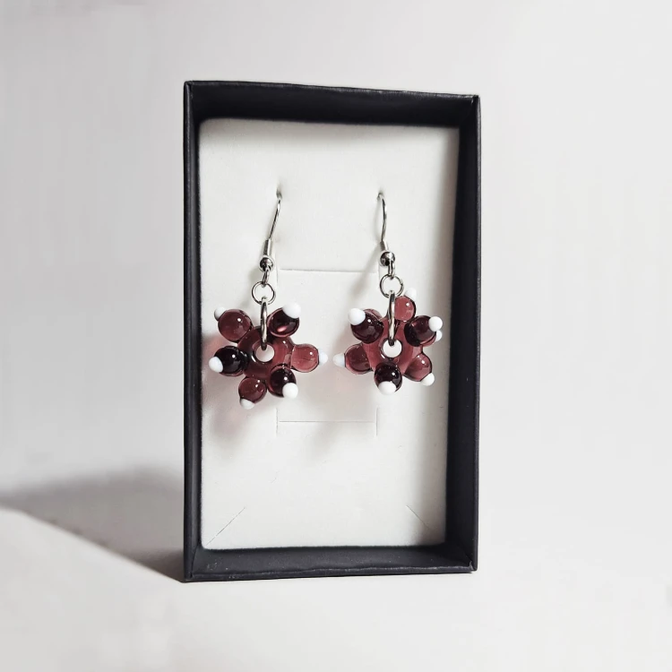 Jagodowy Kwiat ręcznie wykonane dwa kolczyki ze szkła artystycznego  lampwork  w pionie w pudełku